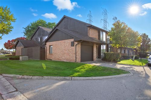 37111 Clubhouse Dr, Sterling Heights, MI, 48312-2236 | Card Image