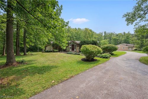 8995 Knotty Pine Ln, Chardon, OH, 44024-8887 | Card Image