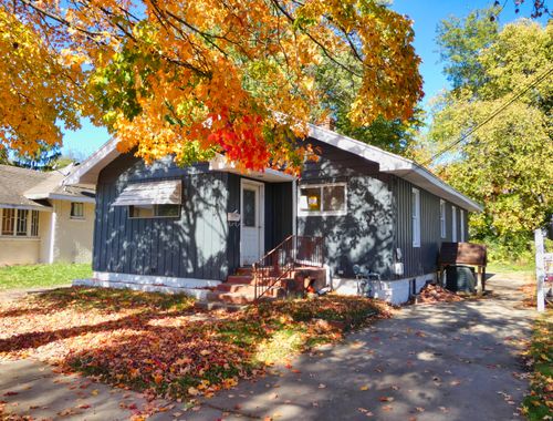 911 Hickory St, Niles, MI, 49120-3220 | Card Image