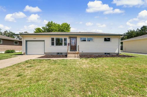 1317 Indian Rock Ln, Salina, KS, 67401-3337 | Card Image
