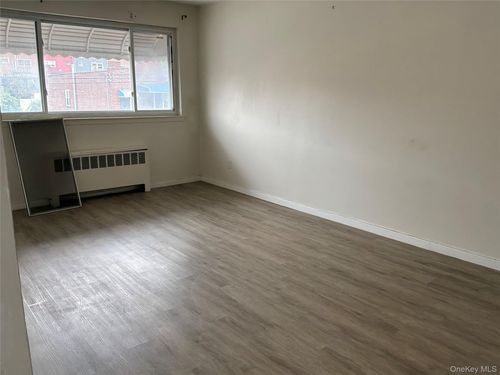 1020 E 213th St, Bronx, NY, 10469-1303 | Card Image