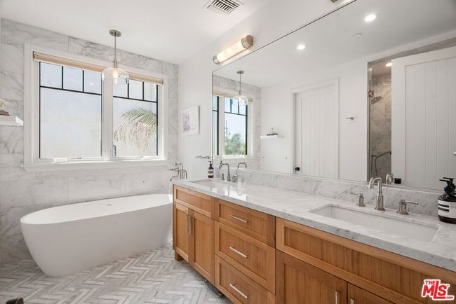 1086 Marco Pl, House other with 4 bedrooms, 4 bathrooms and 3 parking in Venice CA | Image 13