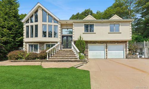 8 Hayes St, Smithtown, NY, 11787-5543 | Card Image
