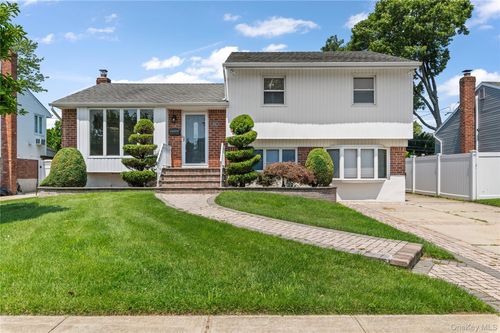 3951 Bernice Rd, Seaford, NY, 11783-1714 | Card Image