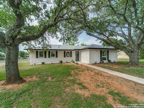 323 Broadmoor Dr, Fredericksburg, TX, 78624-2715 | Card Image