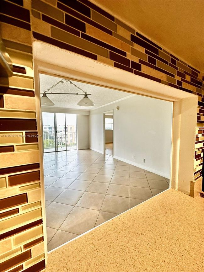 APT-5N - 480 Executive Center Dr, Condo with 2 bedrooms, 2 bathrooms and null parking in West Palm Beach FL | Image 6