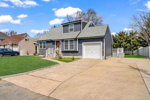 232 30th St, Lindenhurst, NY, 11757-3208 | Card Image