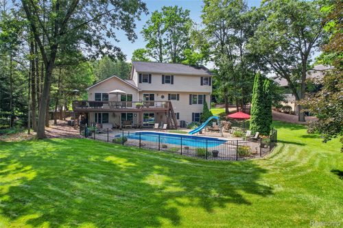7665 Towering Pines Dr, Brighton, MI, 48116-5127 | Card Image