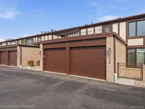 84-1082 Country Club Dr, Saint Clair Shores, MI, 48082-2945 | Card Image