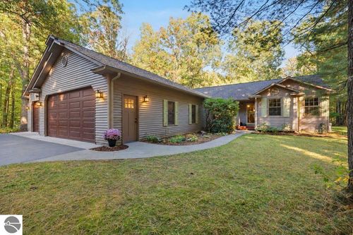 1627 White Oak Ln, Interlochen, MI, 49643-9466 | Card Image