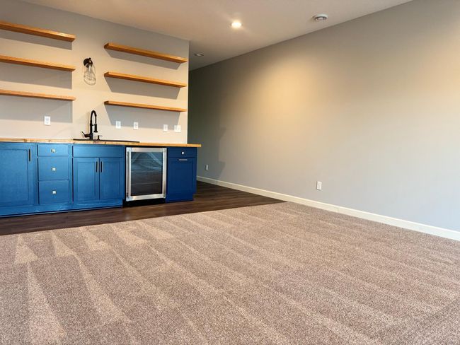 Family Room Built-in Wetbar w/Mini Fridge. | Image 17