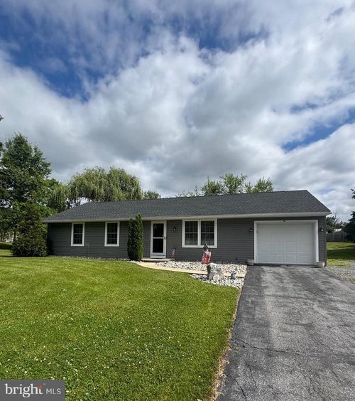 743 Lindia Dr, CHAMBERSBURG, PA, 17202-8708 | Card Image