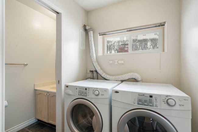 219 Coachway Lane Sw, Townhouse with 3 bedrooms, 3 bathrooms and 2 parking in Calgary AB | Image 9