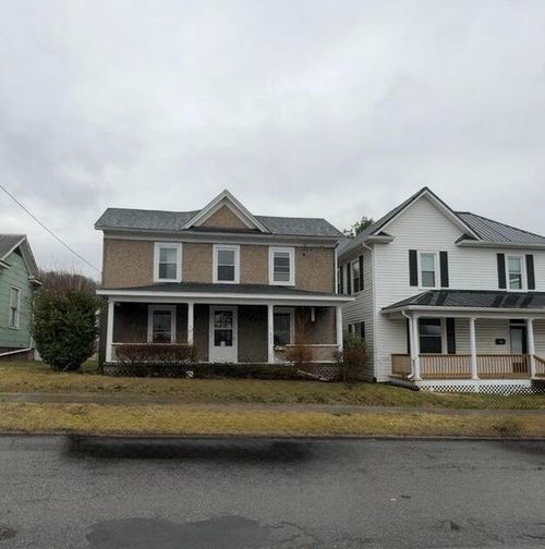 305 E Chestnut St, Covington, VA, 24426-1823 | Card Image