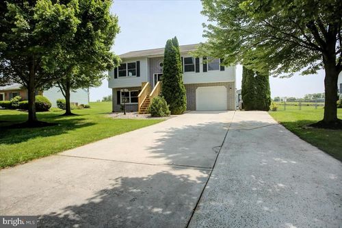 652 Greenfield Dr, Chambersburg, PA, 17202-8149 | Card Image
