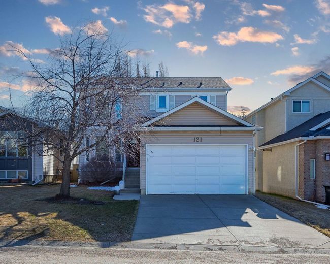 121 Sierra Morena Close Sw, Home with 4 bedrooms, 3 bathrooms and 4 parking in Calgary AB | Image 2