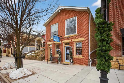 118 N Cody Rd, Le Claire, IA, 52753-9218 | Card Image