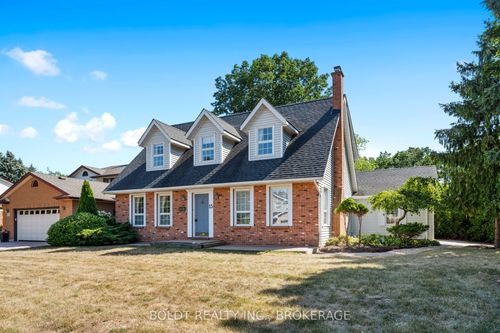 15 Macintosh Cres, Saint Catharines, ON, L2N7M1 | Card Image