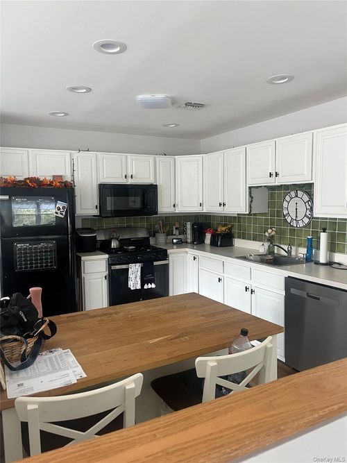 9 Commodore Cir, Port Jefferson Station, NY, 11776-2257 | Card Image