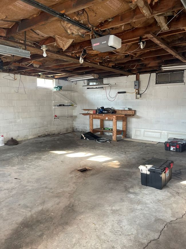 interior of garage | Image 18