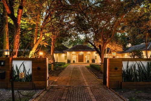 4100 Kiaora St, Coconut Grove, FL, 33133-6365 | Card Image