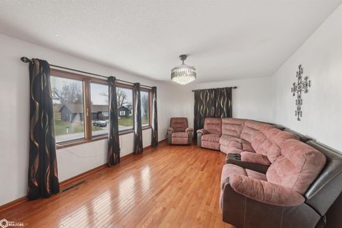 806 Henry Dr, Marshalltown, IA, 50158-3451 | Card Image