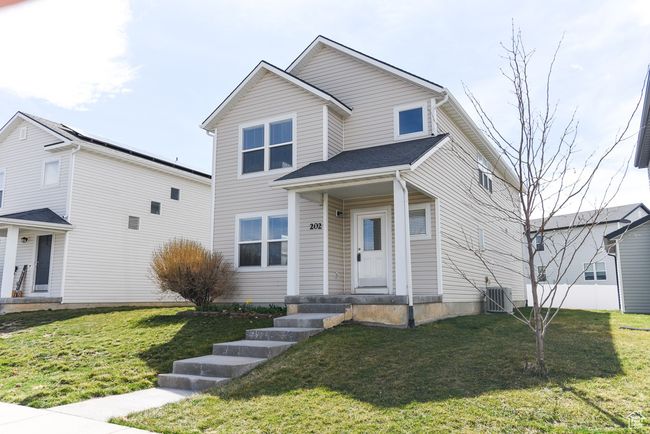 View of front of property with a front lawn | Image 4