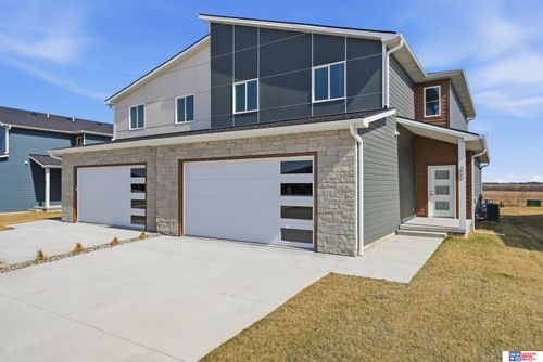 300 N 105th Street, Lincoln, NE, 68527 | Card Image