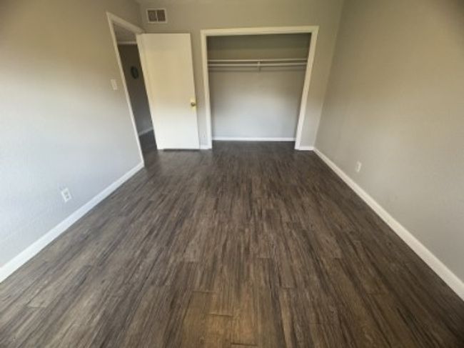 APT-20 - 137 Elm St, Condo with 2 bedrooms, 1 bathrooms and 1 parking in Lockhart TX | Image 4
