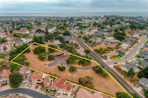 910 N 12th St, Grover Beach, CA, 93433-1424 | Card Image