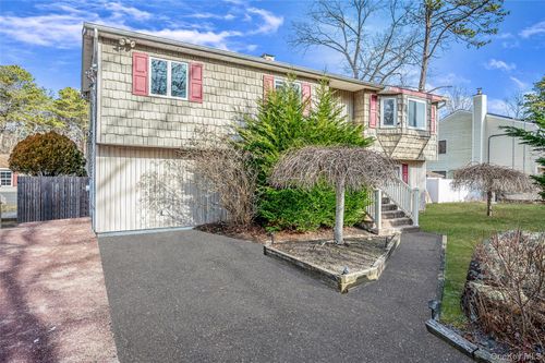 43 Madeline Rd, Ridge, NY, 11961-2943 | Card Image