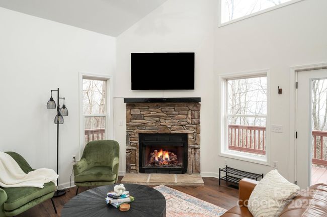 High Ceilings and Lots of Natural Light | Image 15