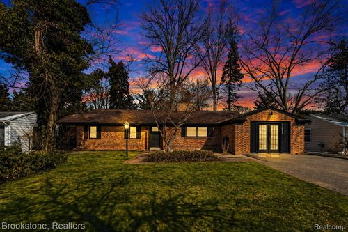 16046 13 Mile Rd, Beverly Hills, MI, 48025-5645 | Card Image