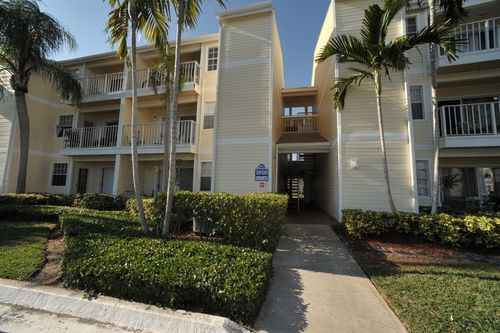 126-1850 Charlesmont Dr, Melbourne, FL, 32903-2061 | Card Image