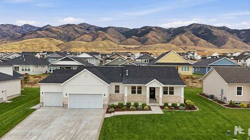 120 N 900 E, Hyde Park, UT, 84318-3586 | Card Image