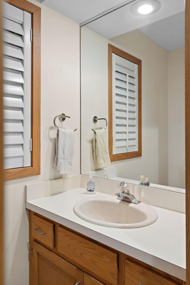 Main floor powder room | Image 10