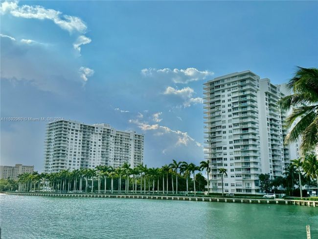 1007E - 2851 Ne 183rd St, Condo with 2 bedrooms, 2 bathrooms and null parking in Aventura FL | Image 1