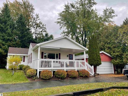457 Lake St, Frankfort, MI, 49635-9740 | Card Image