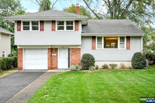 68 Sergent Ct, Bergenfield, NJ, 07621-1227 | Card Image
