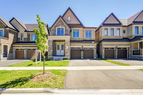 176 Sikura Cir, Aurora, ON, L4G3Z1 | Card Image