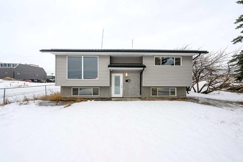 10516 99 Ave, Grande Prairie, AB, T8V0S5 | Card Image