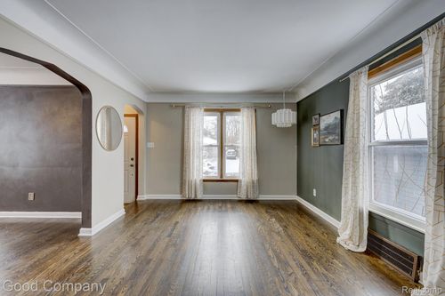 8460 Kenberton Dr, Oak Park, MI, 48237-1829 | Card Image