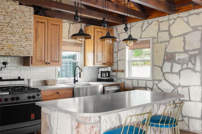 19745 Lakehurst Loop, House other with 2 bedrooms, 2 bathrooms and null parking in Spicewood TX | Image 12