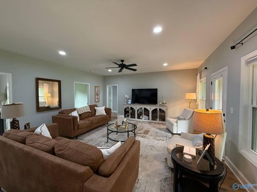 631 Crestman Dr Sw, Arab, AL, 35016-6701 | Card Image
