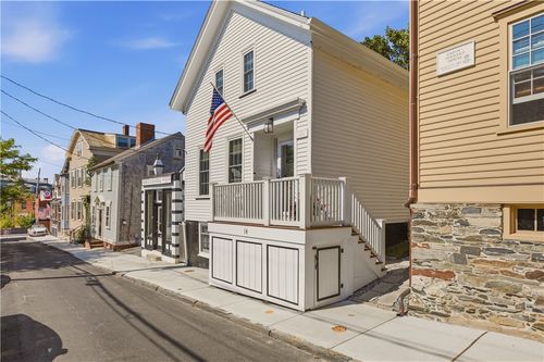 14 Barney St, Newport, RI, 02840-2918 | Card Image