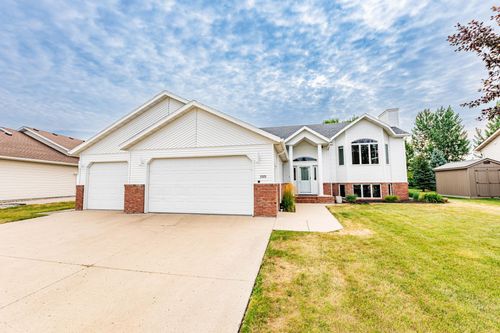 3323 Parkview Ln S, Fargo, ND, 58103-7869 | Card Image