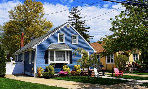 10 Aberdeen St, Malverne, NY, 11565-2302 | Card Image