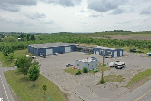 16961 Center Rd, Traverse City, MI, 49686-9775 | Card Image