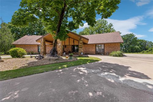 717 Meadowood Dr, Broken Arrow, OK, 74011-8615 | Card Image