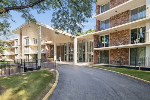 2d-1150 E Jackson St, Lombard, IL, 60148-3725 | Card Image